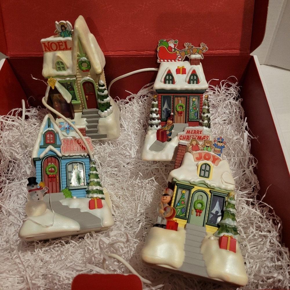 Hallmark Member exclusive musical lights  cottages Santa Village Christmas 4